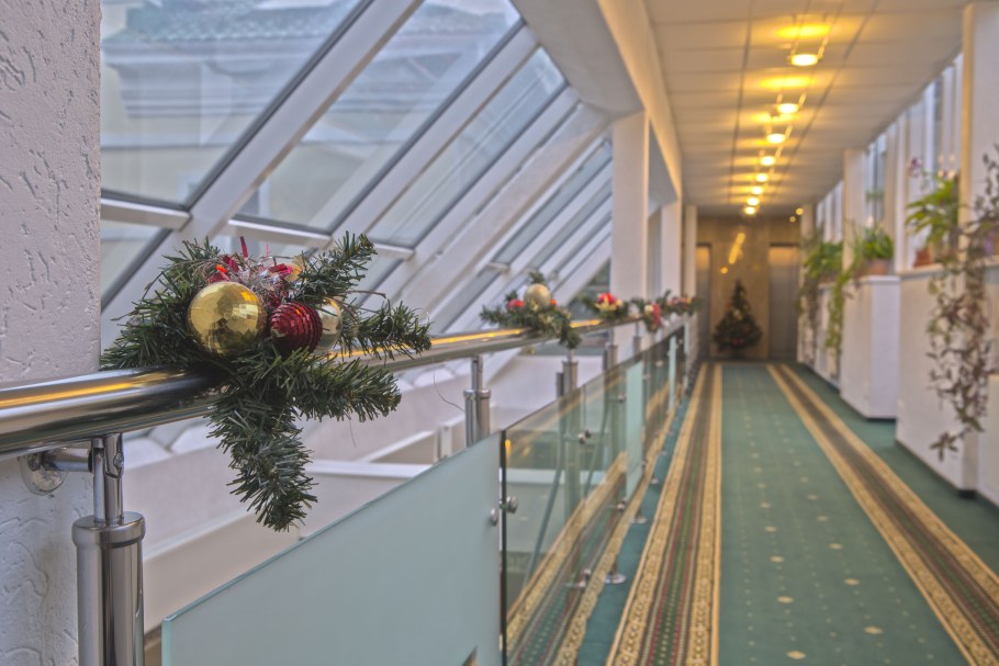 Новогоднее оформление гостиница Октябрьская