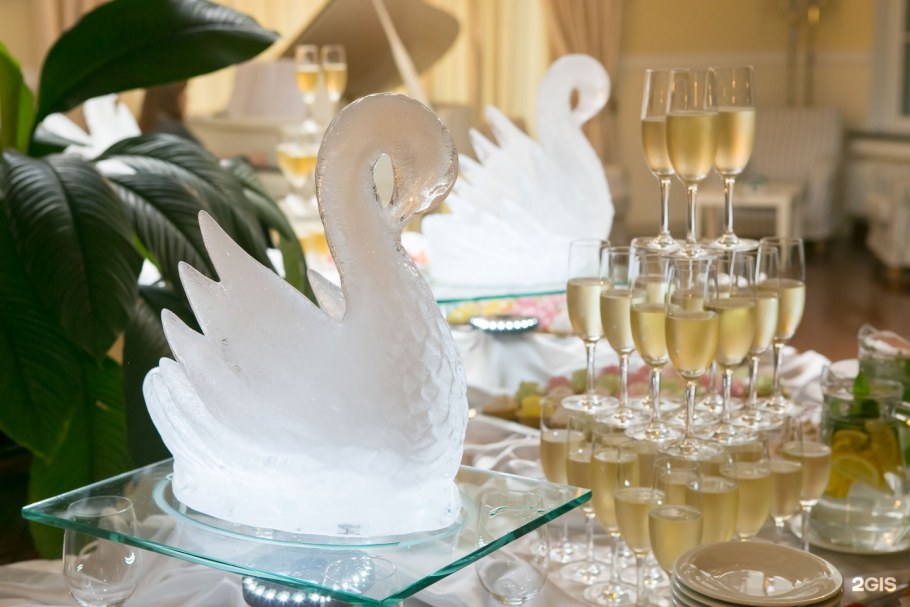 Льняной лебедь на банкетном столе