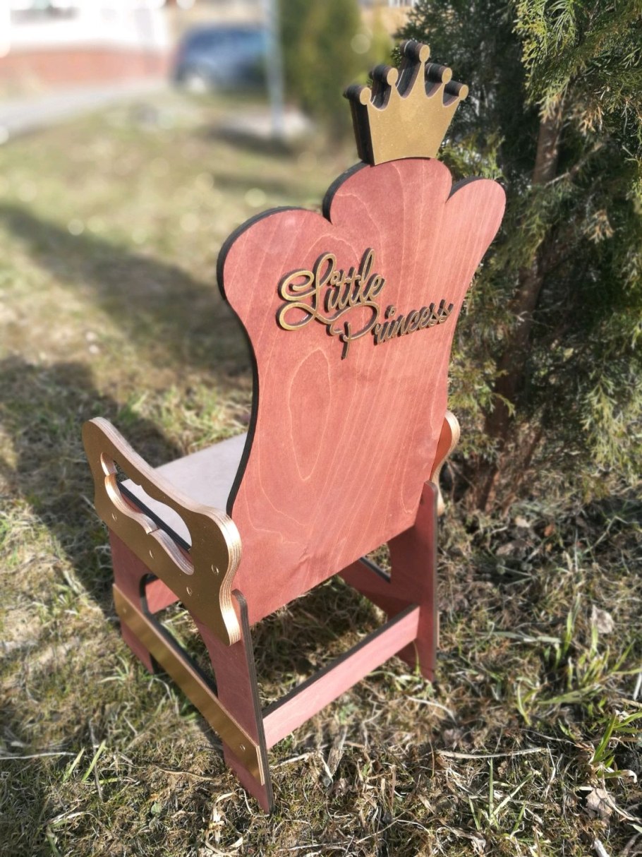 Надпись на стуле