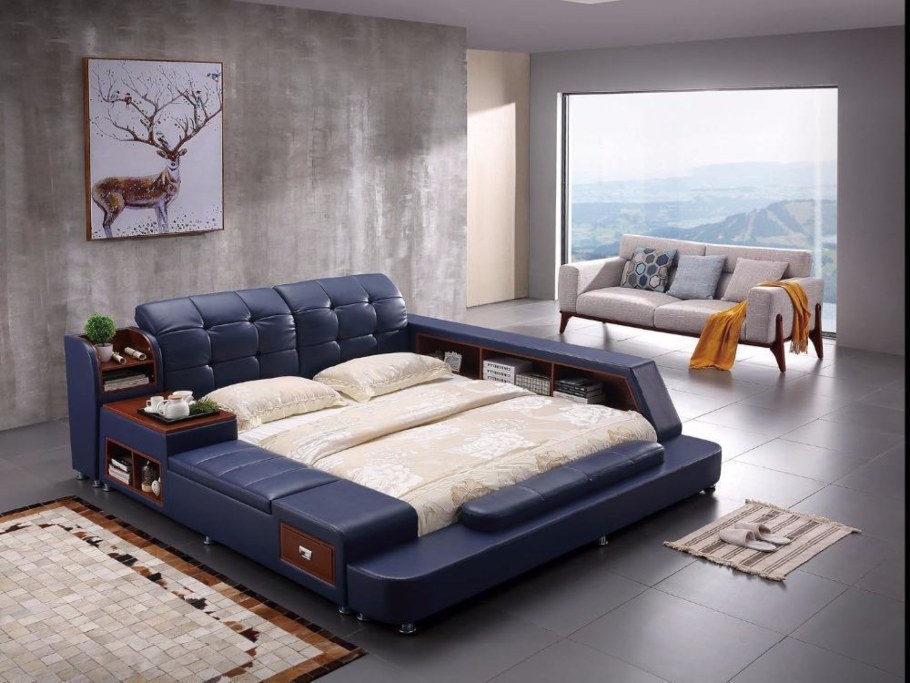 Спальня с кроватью и диваном