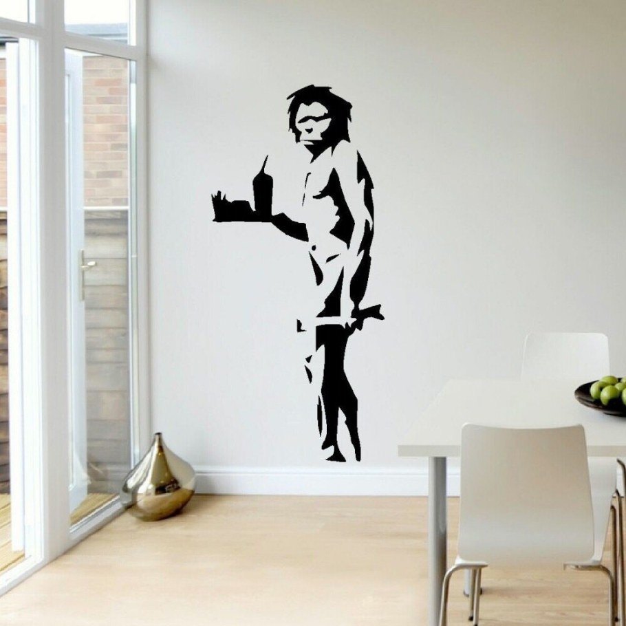 Трафаретные надписи на стенах