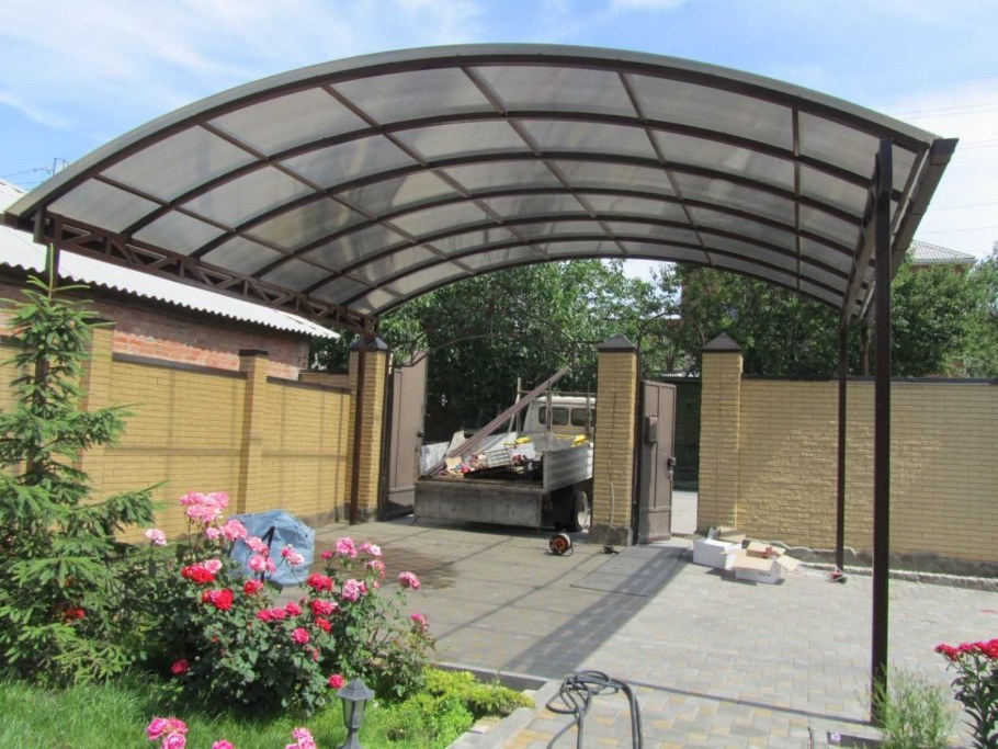 Навесы из поликарбоната во дворе