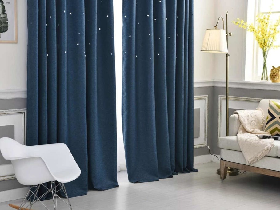 Темно синие шторы в интерьере