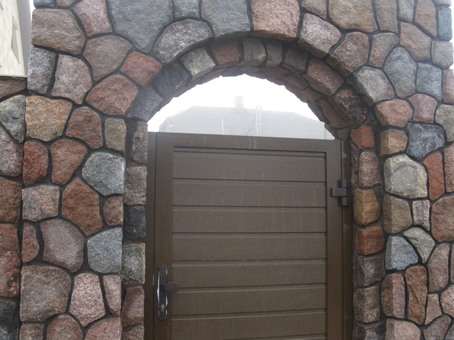 Отделка дверей натуральным камнем