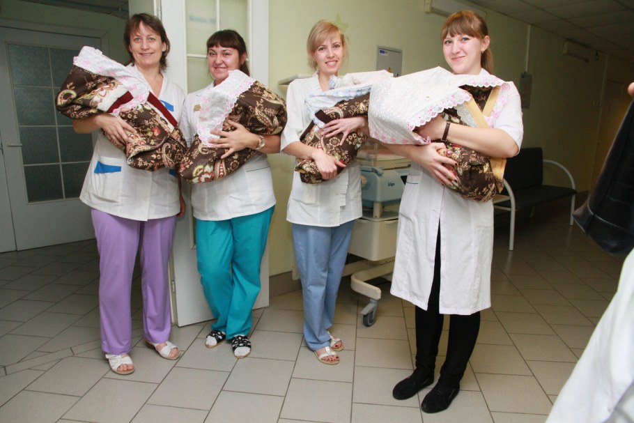 Выписка четверняшек из роддома