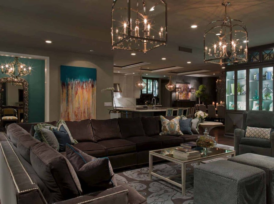 Гостиная с двумя люстрами