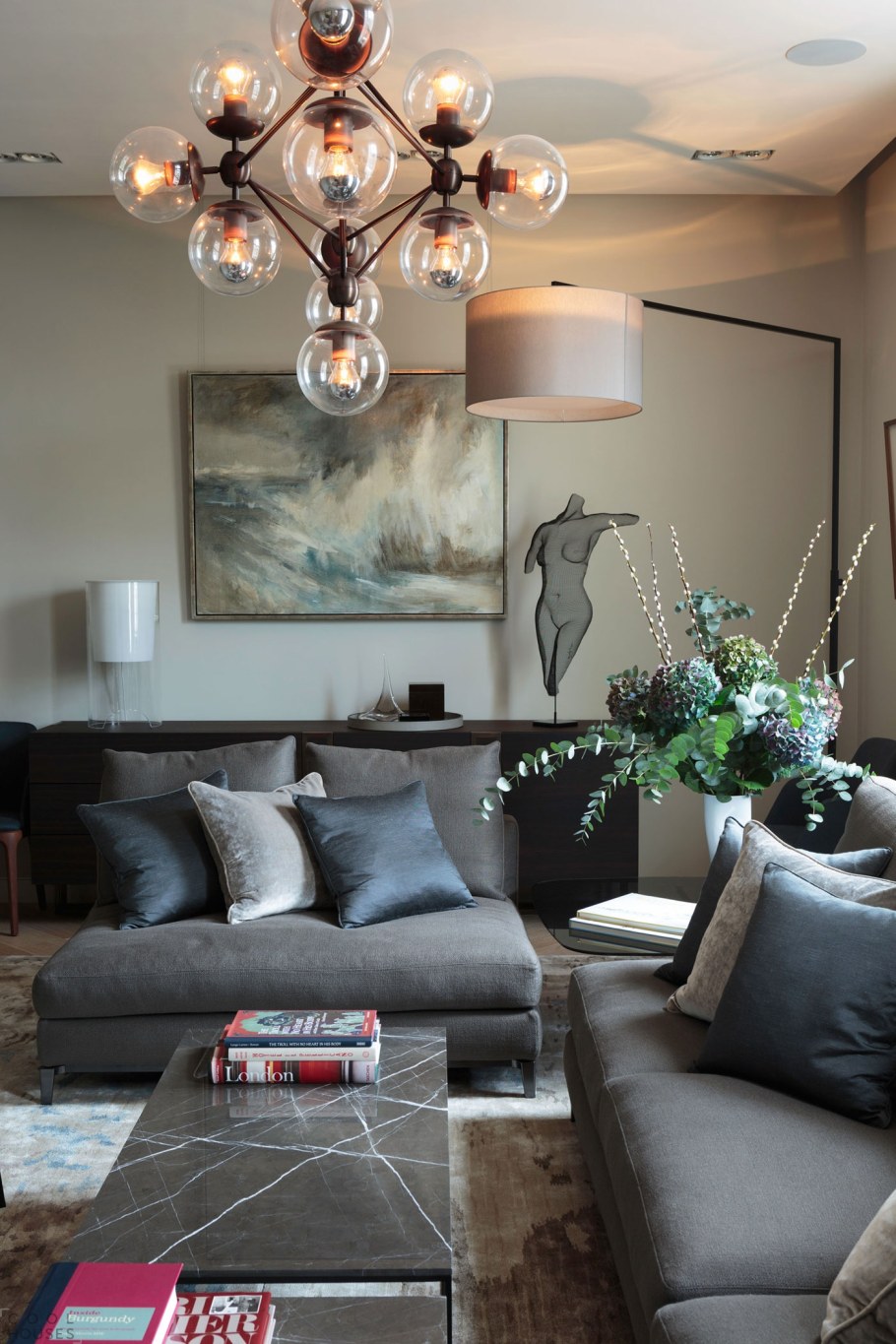 Светильники в интерьере гостиной