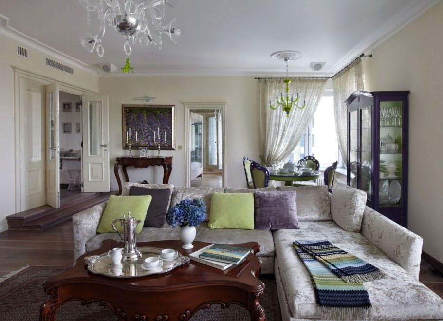 Гостиная с двумя люстрами