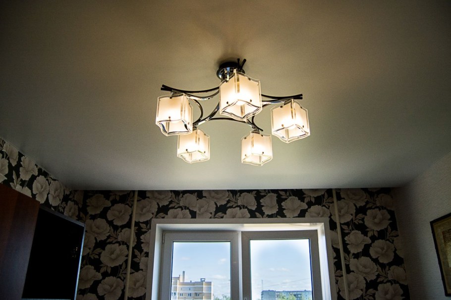 Люстры для натяжного в комнату