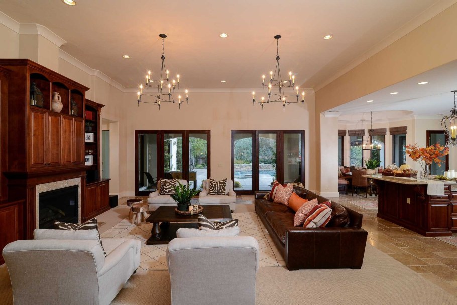 Гостиная с двумя люстрами