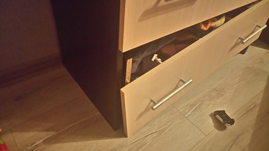 Сломанная тумбочка