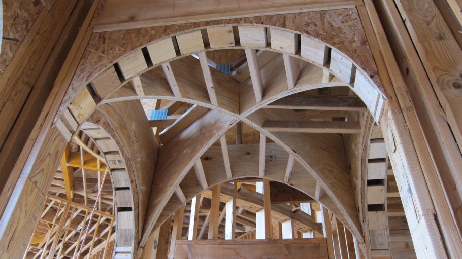 Деревянный арочный потолок