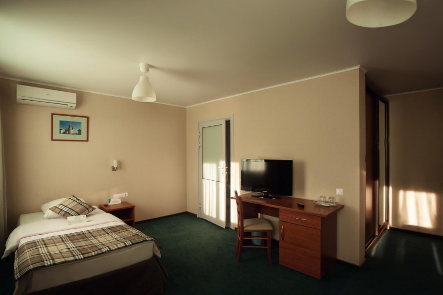 Гостиница «Восток» (г. Тюмень, ул. Республики, 159)