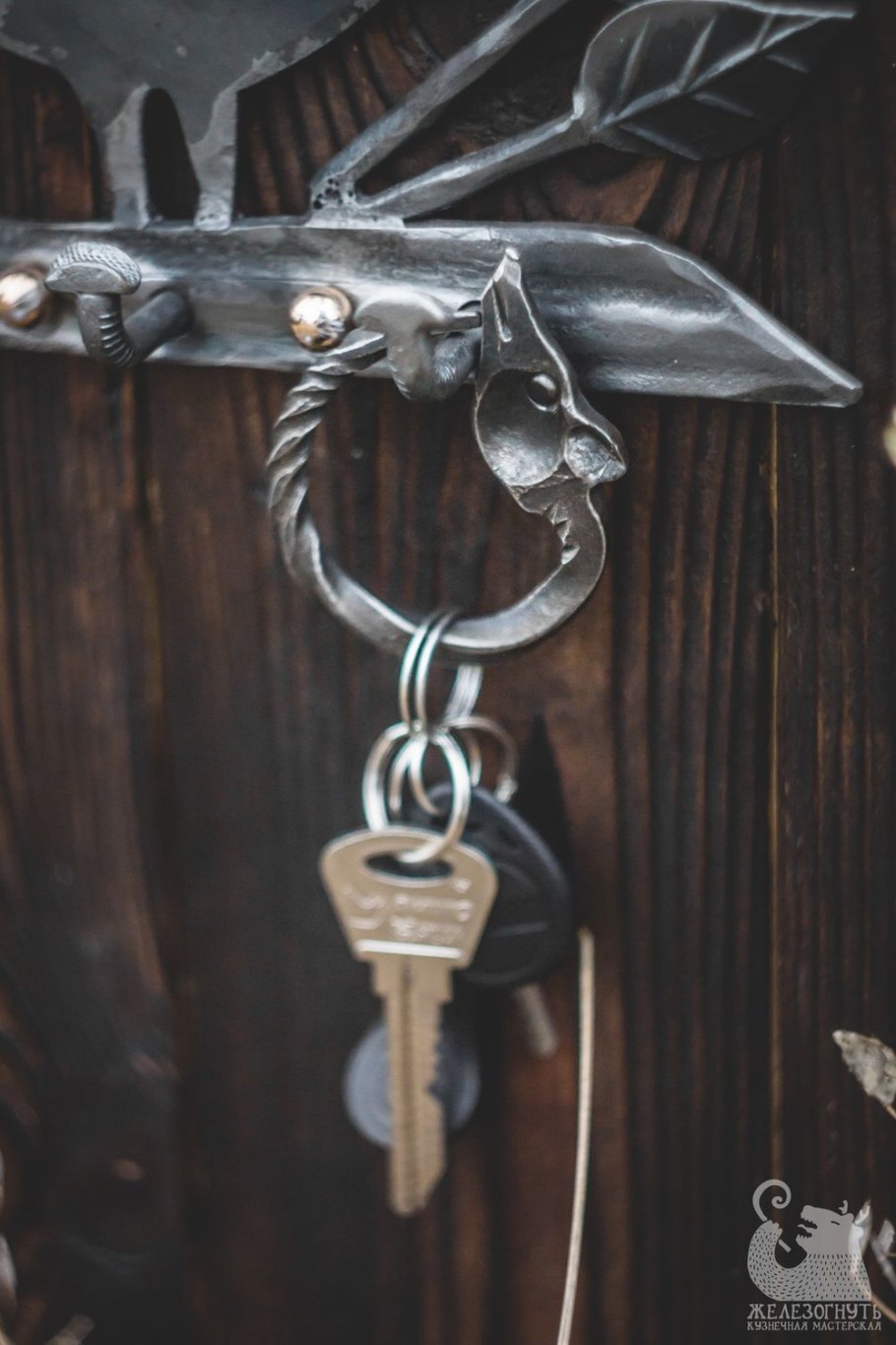 Кованая ключница настенная