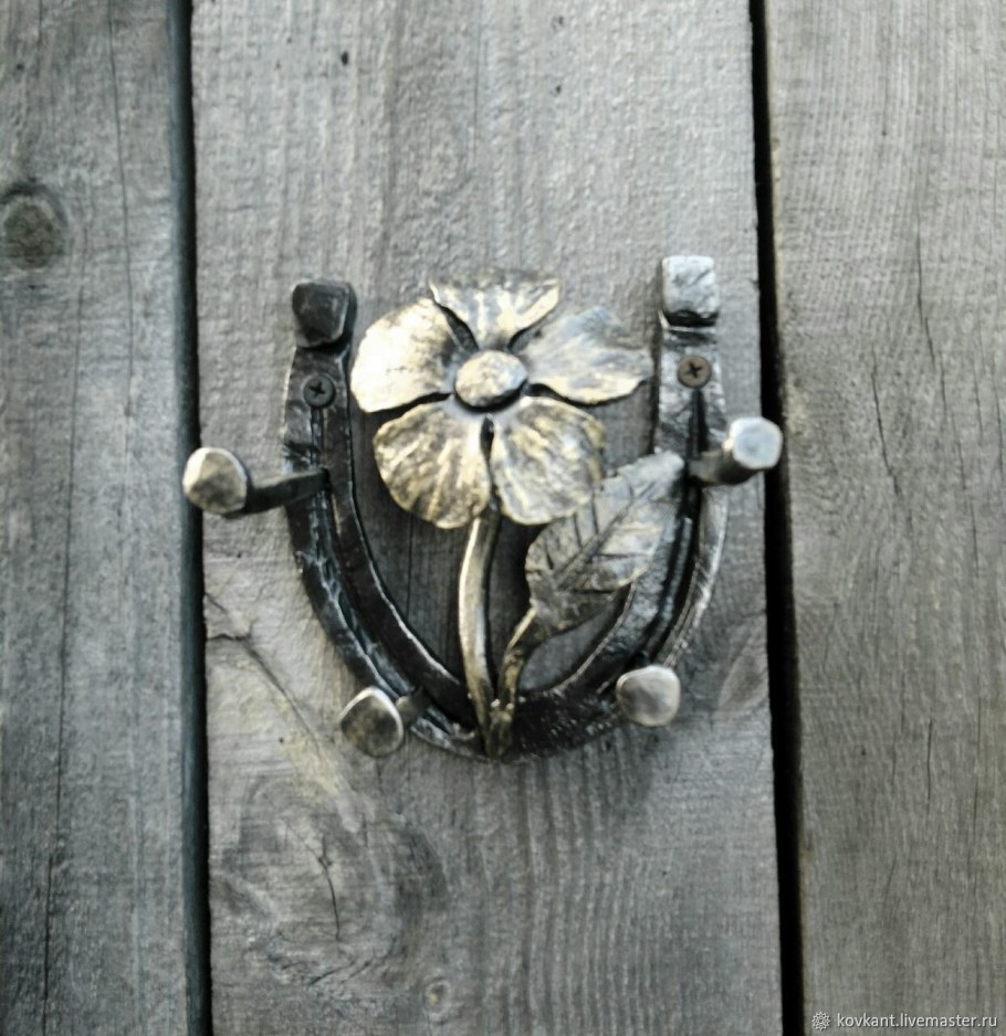 Кованая ключница настенная