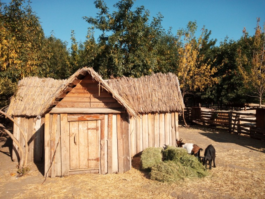 Деревня стог сена сарай