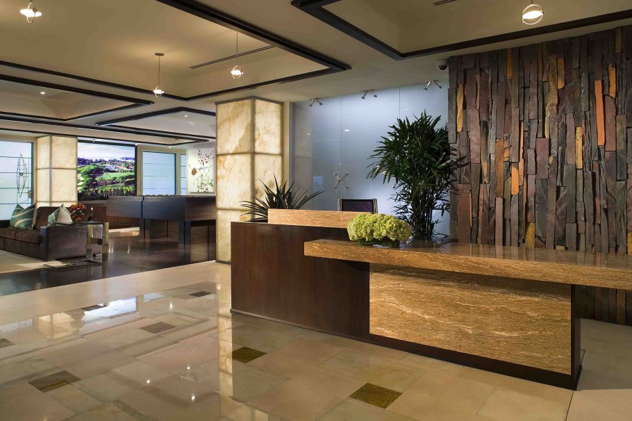 Ресепшн стойка из дерева гостиница