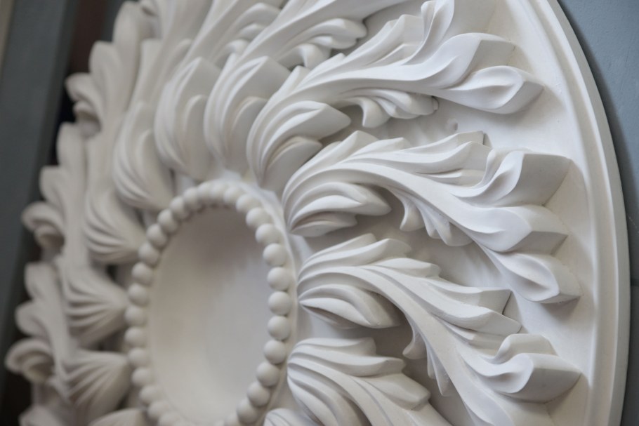 Гипсовая розетка на потолок