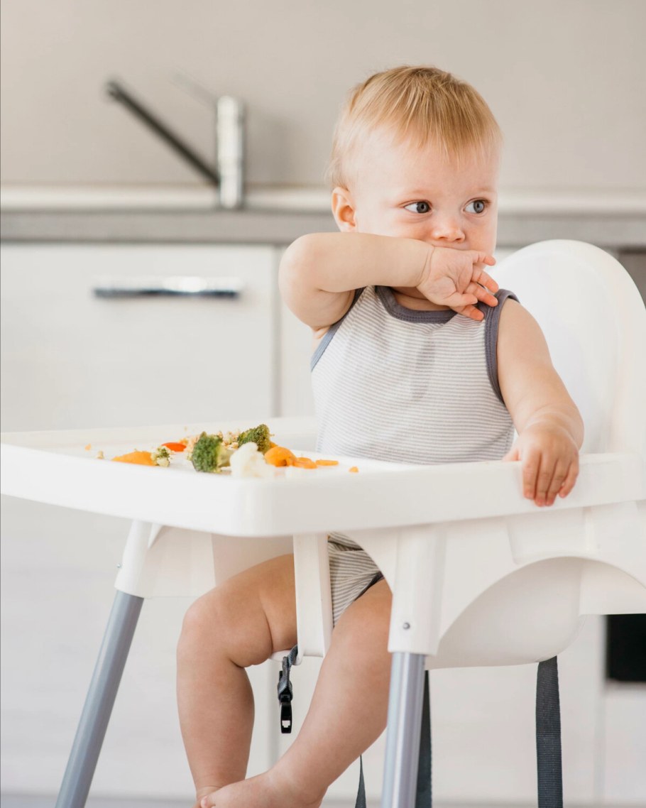 Дочки кушают дома маленькие в стульчике