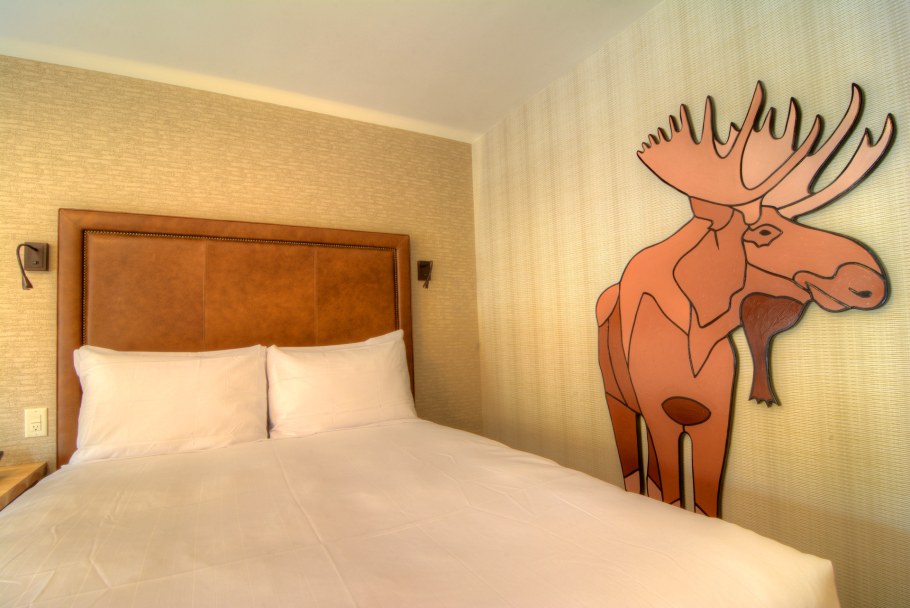 Лось в комнате