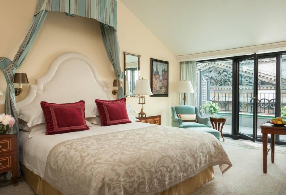 Отель four Seasons Lion Palace