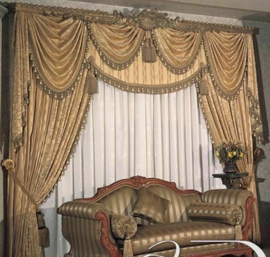 Шторы с ламбрекеном и бахромой