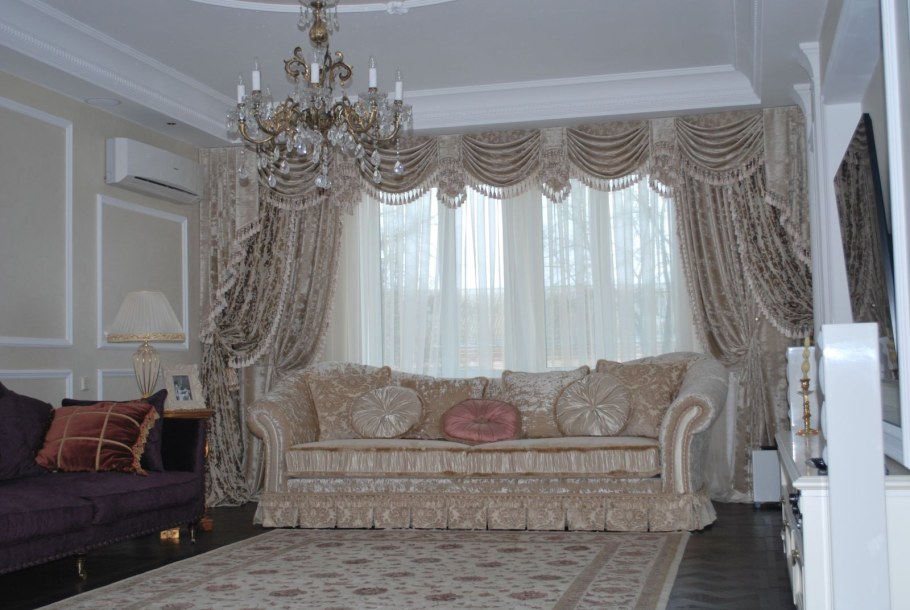 Шторы в зал в классическом стиле на два окна