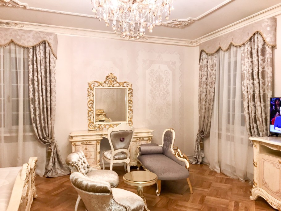 Шторы в спальню в классическом стиле с ламбрекеном