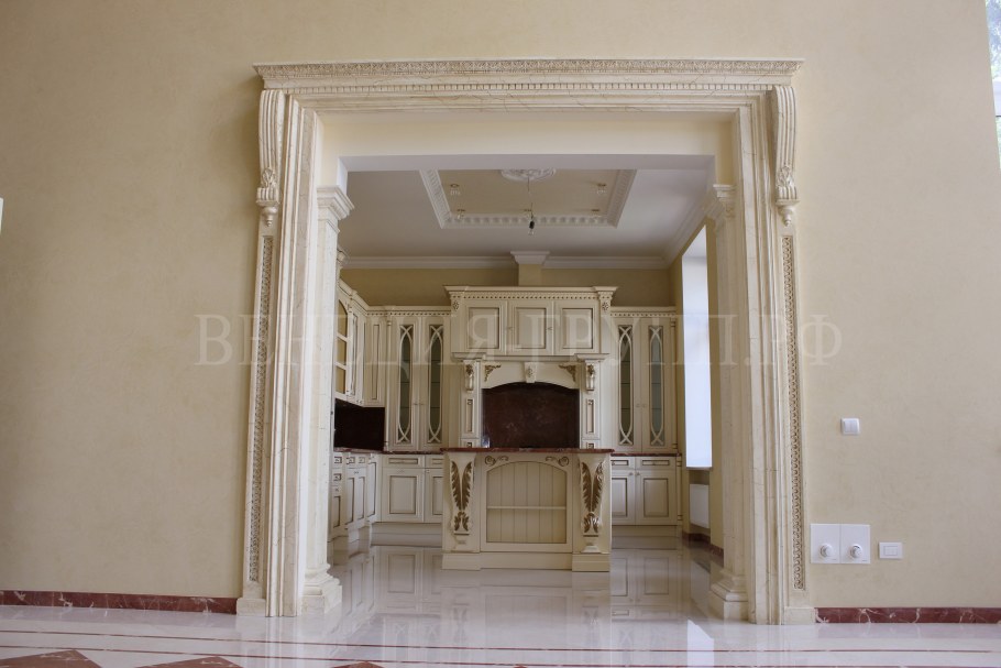 Прямоугольная арка с лепниной