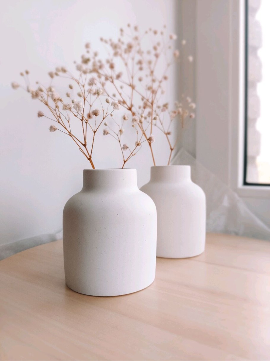 Вазу гипсовую покрыто красным деревом лаком