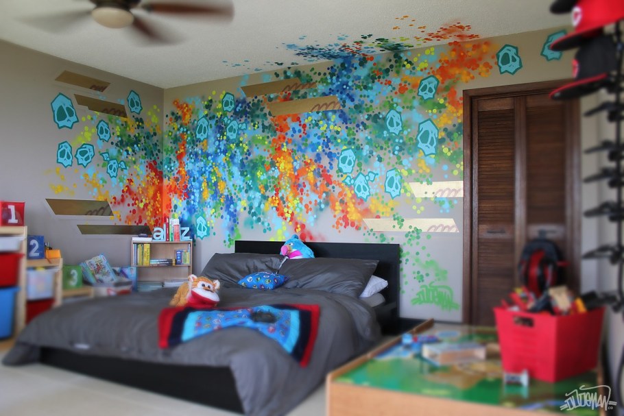 Разрисованные стены в комнате