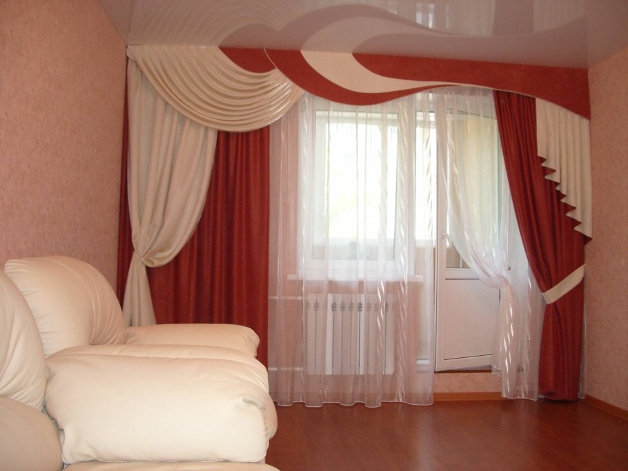 Шторы с ламбрекеном для зала с балконом