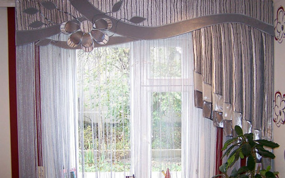 Шторы в зал с балконной дверью с ламбрекеном