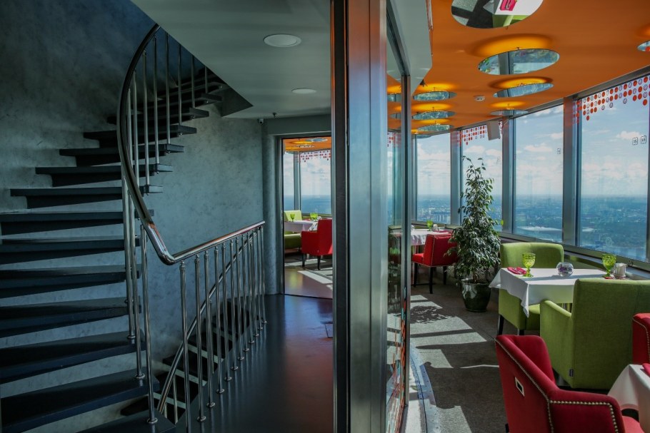 Заведующий рестораном Седьмое небо с врвщающиемся полом