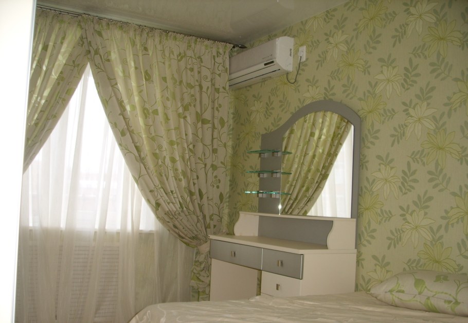 Двойные шторы в спальню короткие