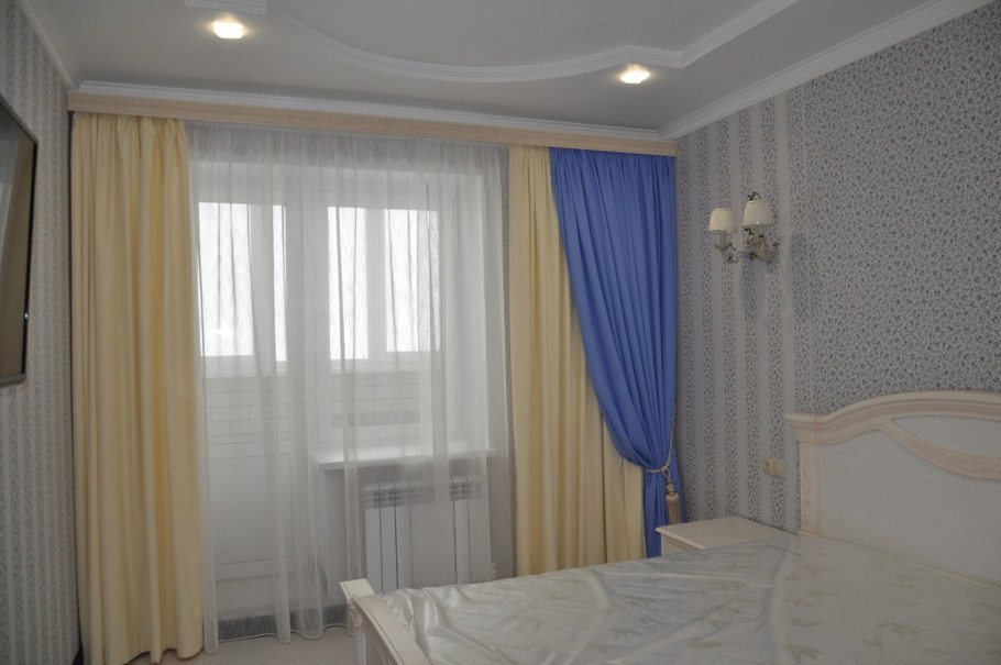 Асимметричные шторы в спальню