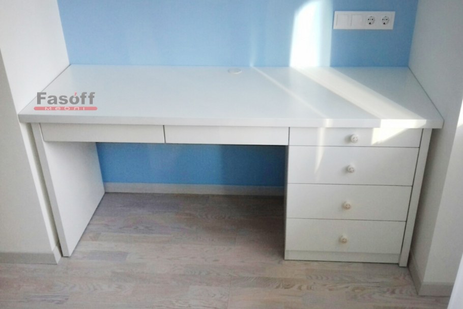 Стол белый с ящиком под столешницей