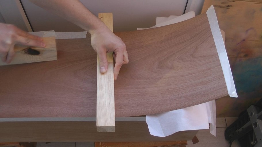 Приклеивание шпона