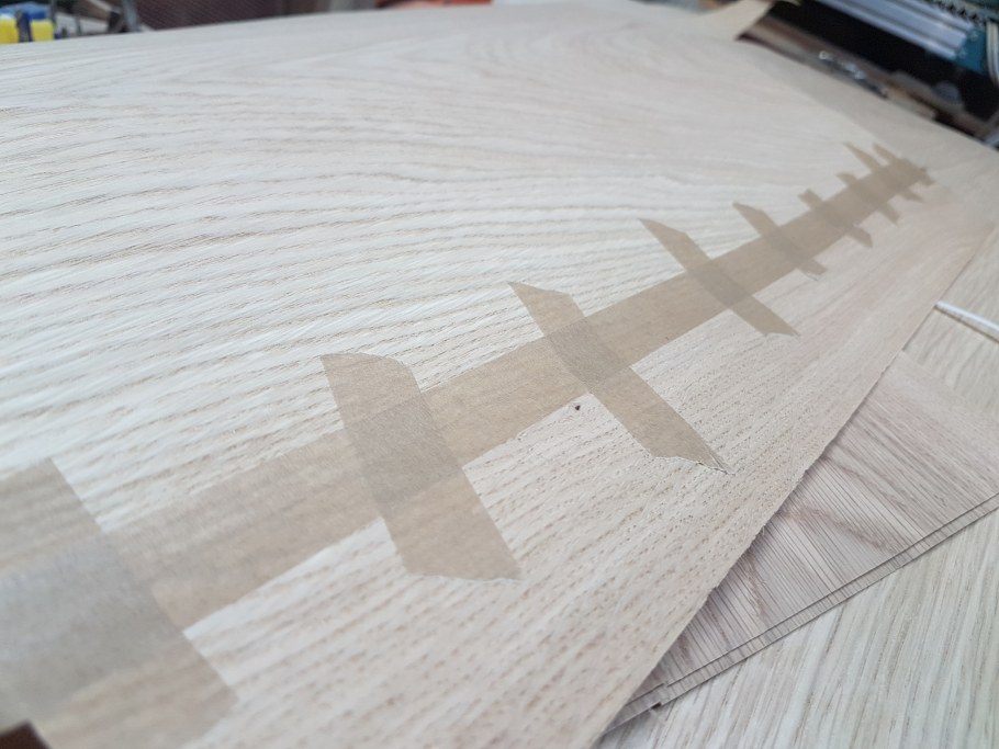 Клеить шпон