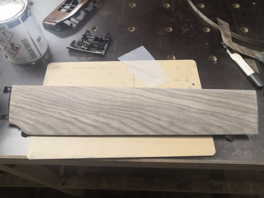 Шпон на дверях автомобиля