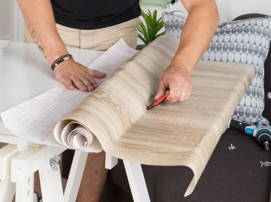 Отделка самоклеющейся пленкой