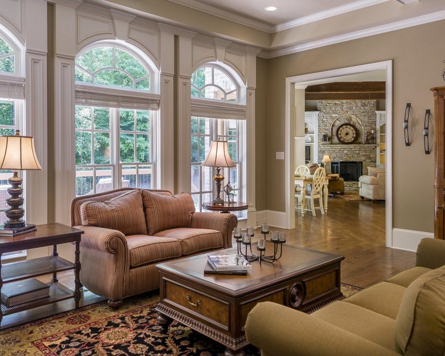 Красивые гостиные с арочными окнами