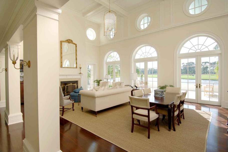 Зал с арочными окнами