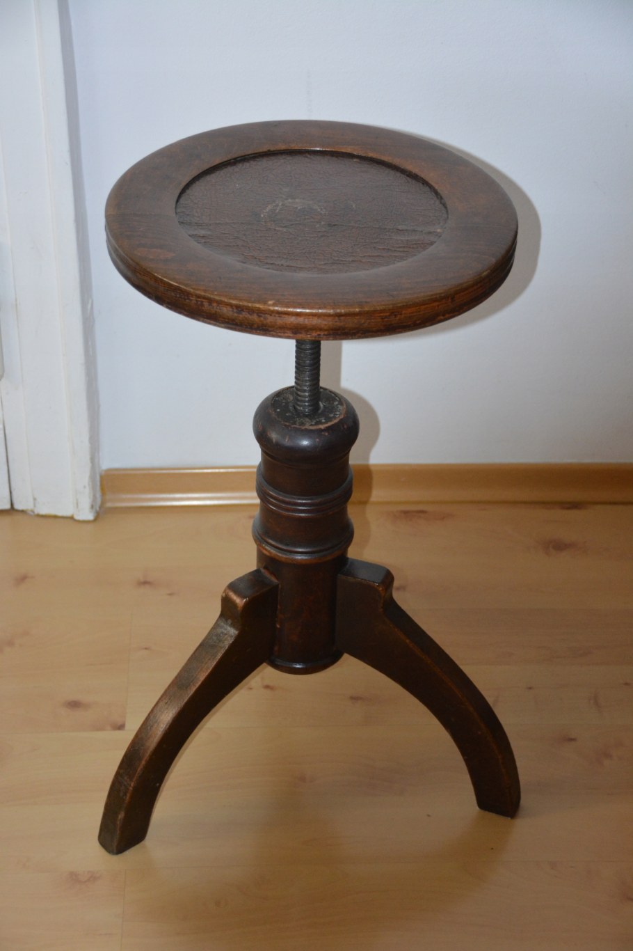 Старинный винтовой табурет