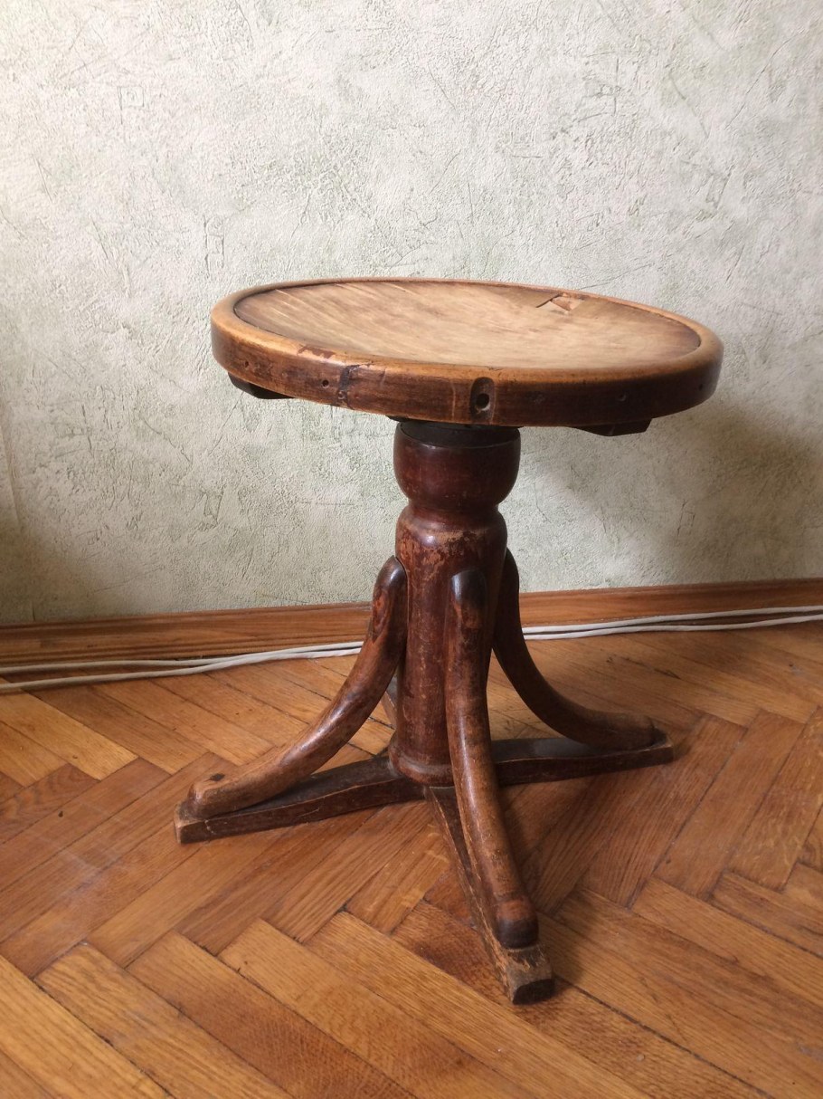 Стул для пианино деревянный круглый в интерьере