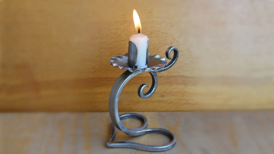 Оригинальные кованые подсвечники
