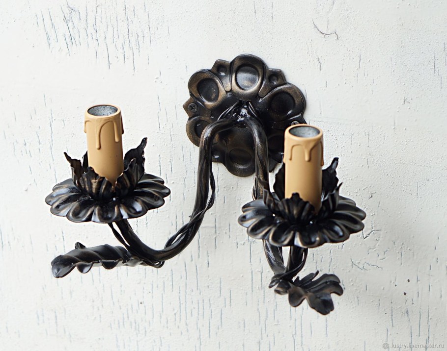 Светильник кованый настенный