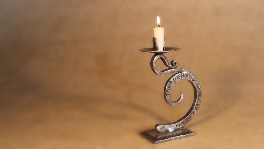 Подсвечники из металла