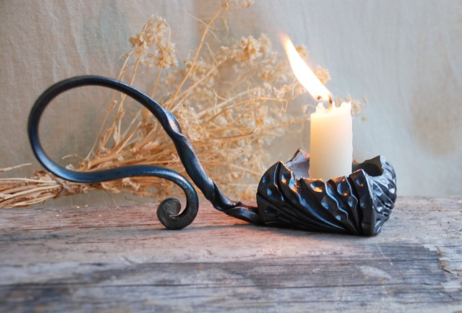 Кованые подсвечники в пещере