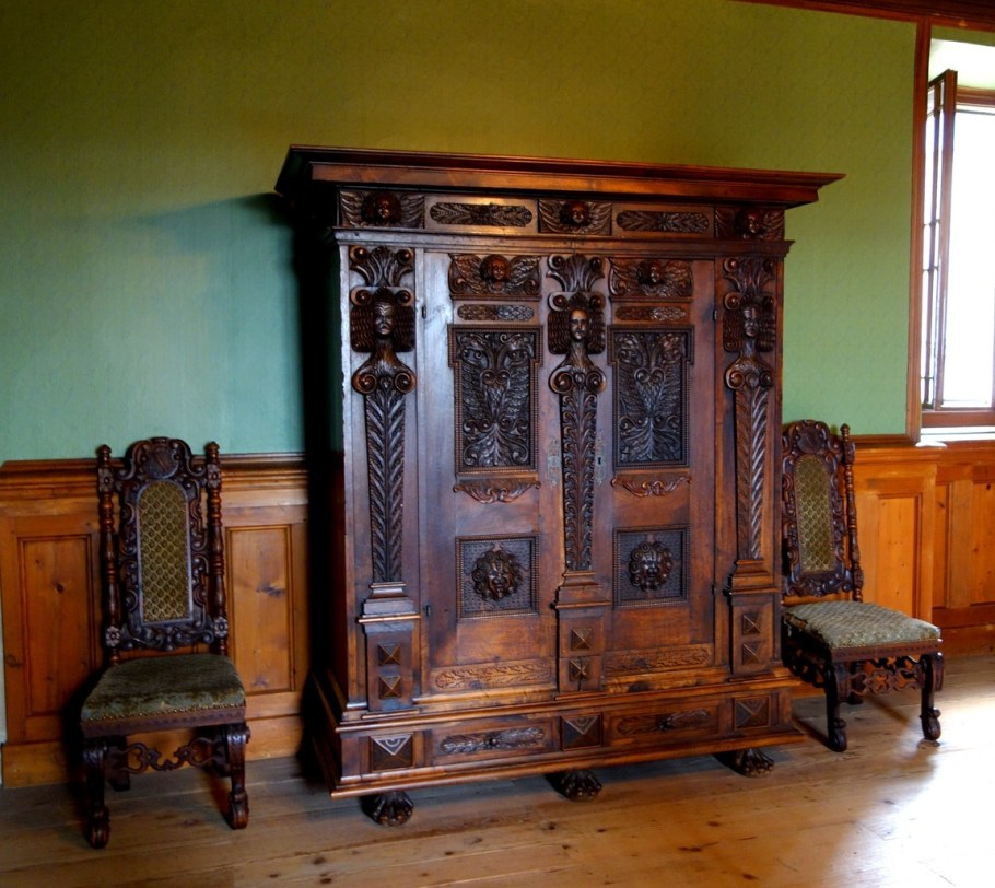 Красивая старинная мебель